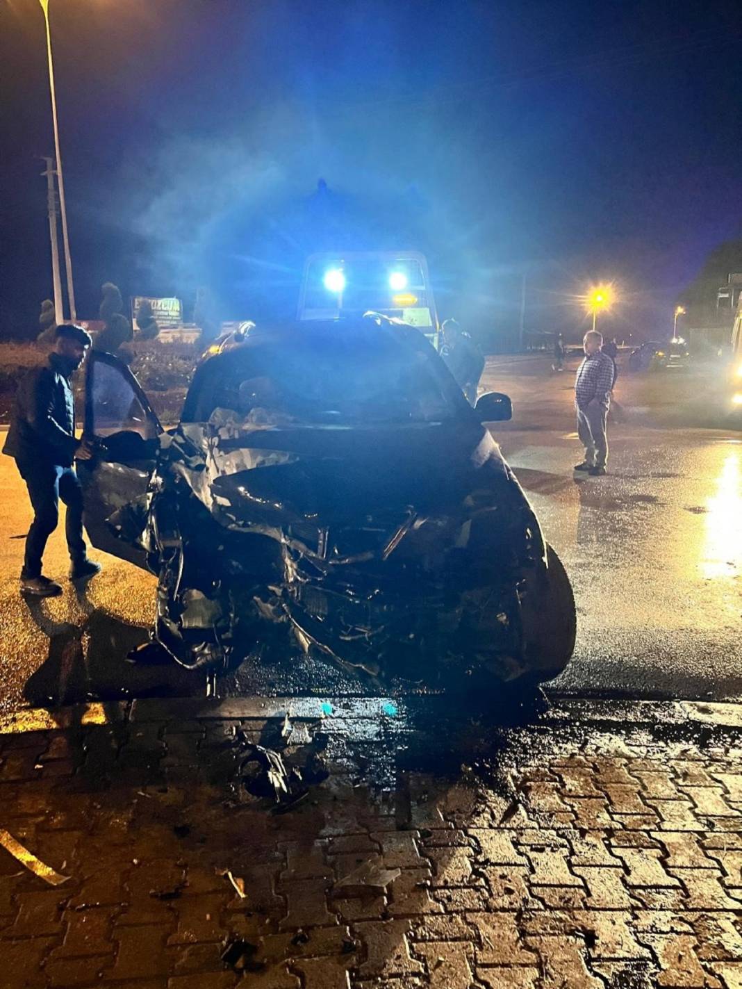 Konya'da kaza: SUV tipi araç duvara çarptı, 4 yaralı 2